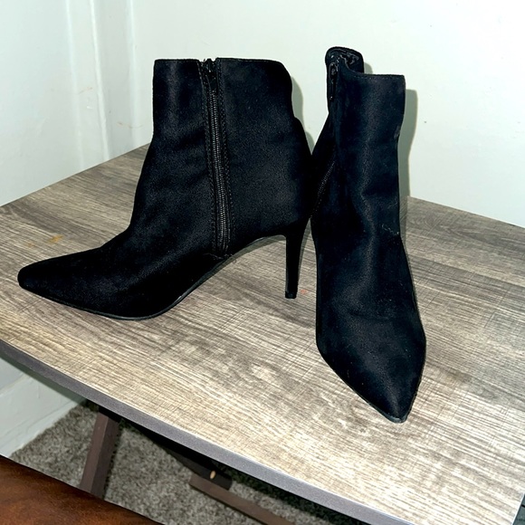 Rouge  Ready faux suede black booties, black size 9 zipper side 3 inch heel - Picture 7 of 8